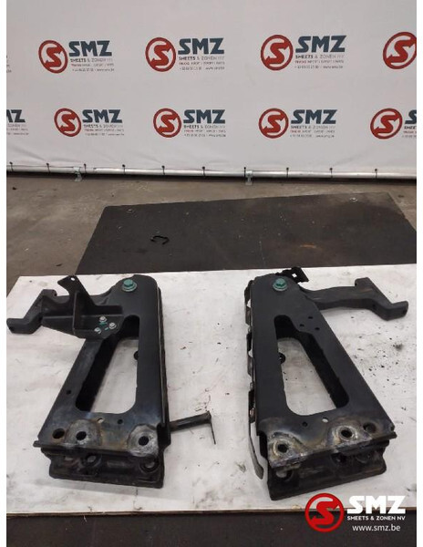 Mercedes-Benz Occ set cabinesteunen links en rechts Mercedes Act - Кабина и ентериер за Камион: слика 1 Mercedes-Benz Occ set cabinesteunen links en rechts Mercedes Act - Кабина и ентериер за Камион: слика 1