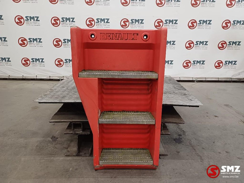 Renault Occ opstapbak links Renault - Кабина и ентериер за Камион: слика 1 Renault Occ opstapbak links Renault - Кабина и ентериер за Камион: слика 1