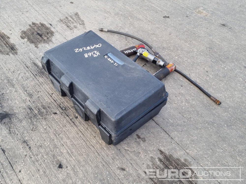110Volt Torque Multiplier, Pneumatic Scabbler (2 of), Pneumatic Grinder, Makita Battery Hammer Drill, 110 Volt LED Tri Pod Light, - Градежна опрема: слика 5 110Volt Torque Multiplier, Pneumatic Scabbler (2 of), Pneumatic Grinder, Makita Battery Hammer Drill, 110 Volt LED Tri Pod Light, - Градежна опрема: слика 5