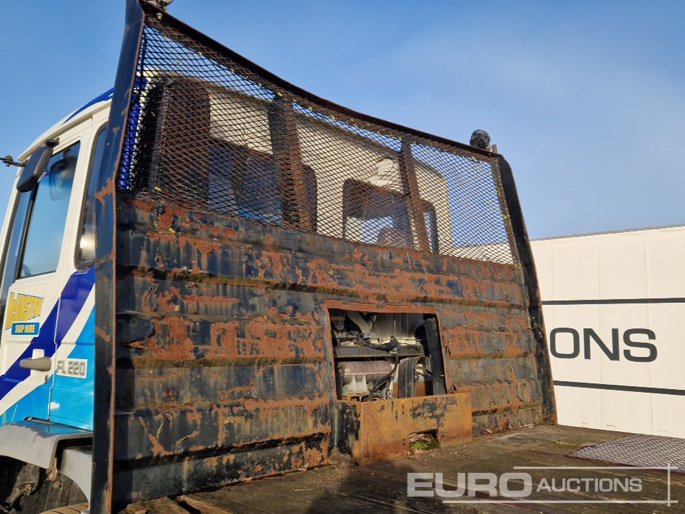 Камион со платформа за транспорт на тешка машини 2005 Volvo FL220: слика 17