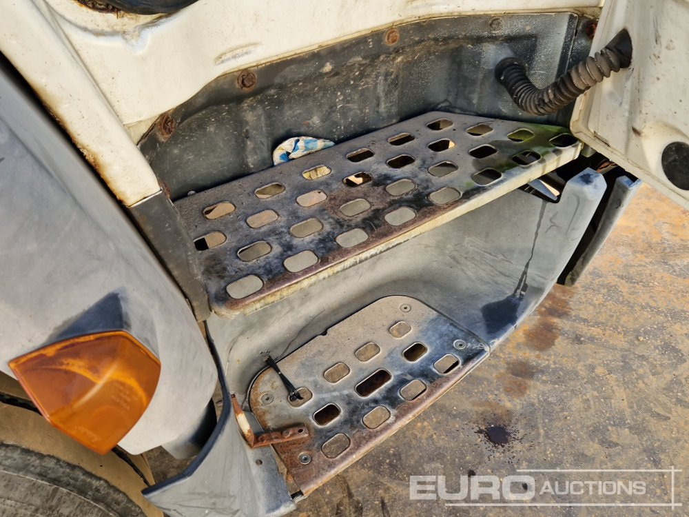 Камион со платформа за транспорт на тешка машини 2005 Volvo FL220: слика 34