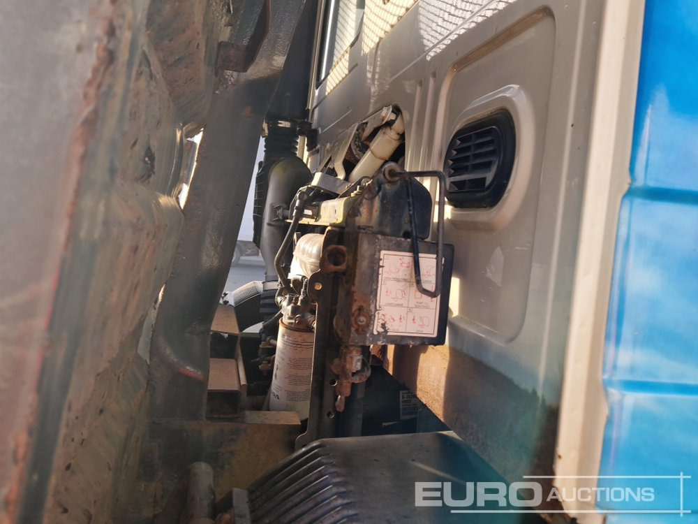 Камион со платформа за транспорт на тешка машини 2005 Volvo FL220: слика 33