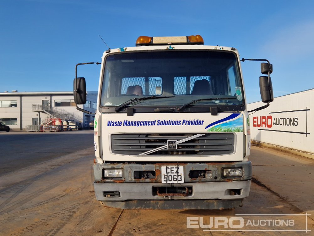 Камион со платформа за транспорт на тешка машини 2005 Volvo FL220: слика 8
