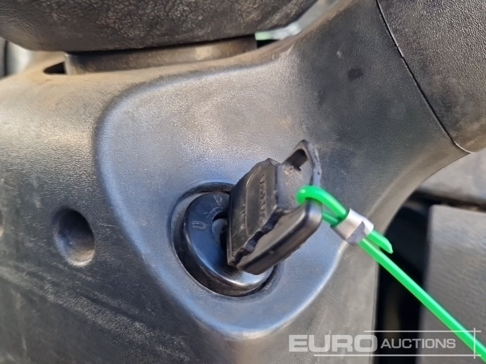 Камион со платформа за транспорт на тешка машини 2005 Volvo FL220: слика 42