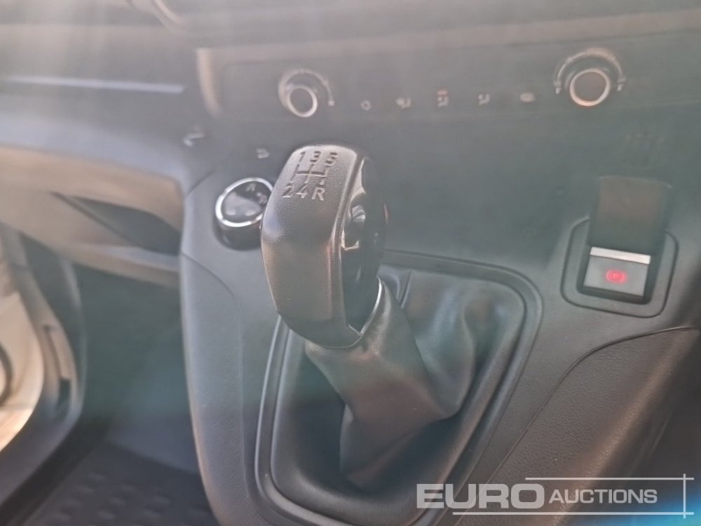 Мало комбе 2021 Peugeot Partner: слика 26