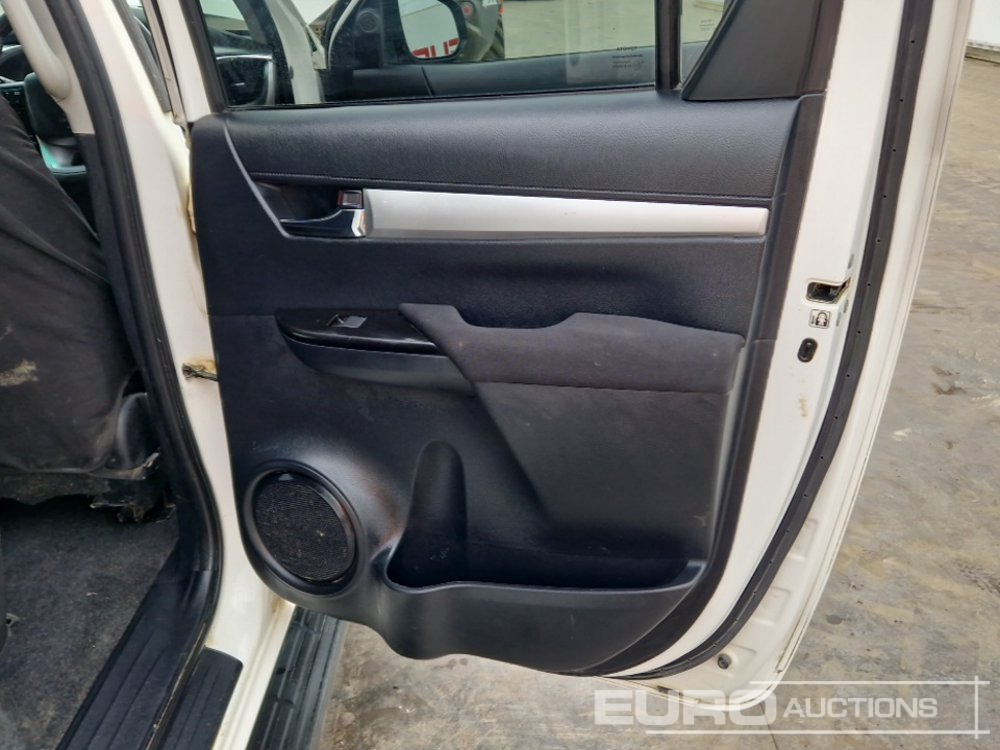 Пикап 2021 Toyota Hilux Icon: слика 25