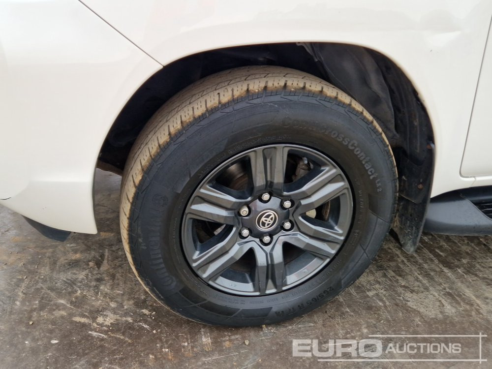 Пикап 2021 Toyota Hilux Icon: слика 9