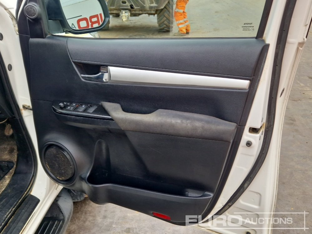 Пикап 2021 Toyota Hilux Icon: слика 35