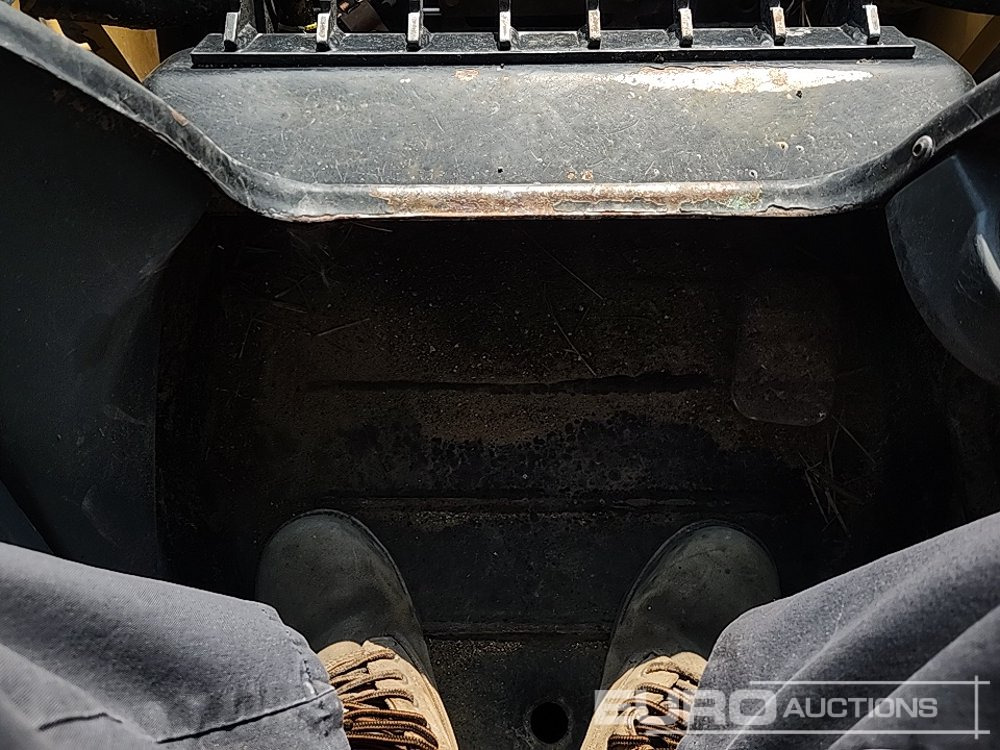 Компактен натоварувач 2023 CAT 246D3: слика 19