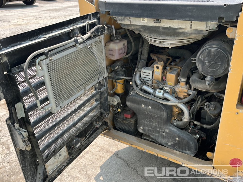 Компактен натоварувач 2023 CAT 246D3: слика 15