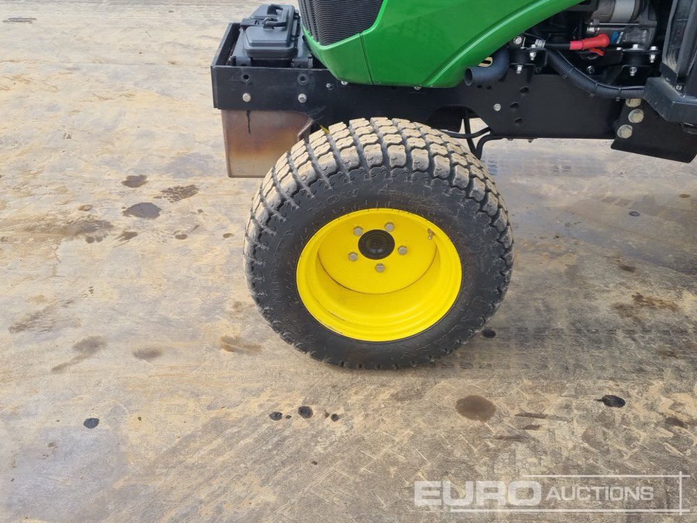 Мини трактор 2024 John Deere 2026R: слика 9
