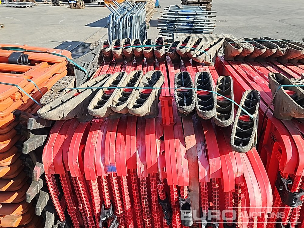 Градежна опрема Bundle of Rubber Mats (3 of), Metal Pedestrian Fencing (2 of), Plastic Pedestrian Fencing (4 of): слика 18