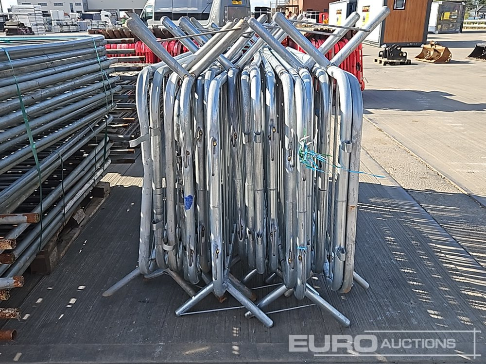Градежна опрема Bundle of Rubber Mats (3 of), Metal Pedestrian Fencing (2 of), Plastic Pedestrian Fencing (4 of): слика 11