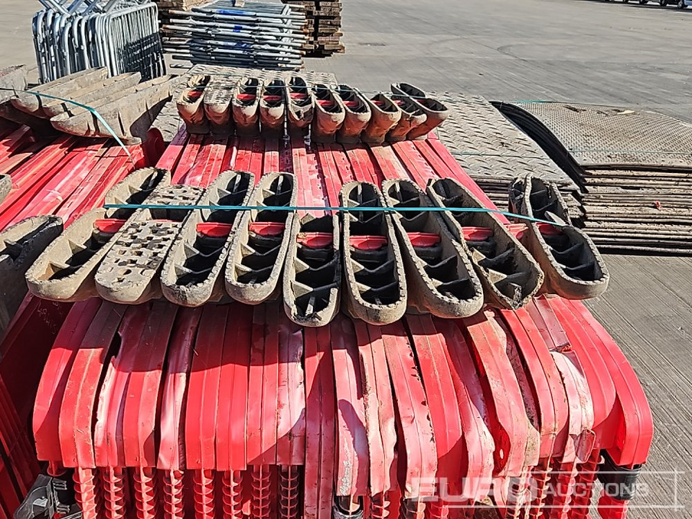 Градежна опрема Bundle of Rubber Mats (3 of), Metal Pedestrian Fencing (2 of), Plastic Pedestrian Fencing (4 of): слика 19