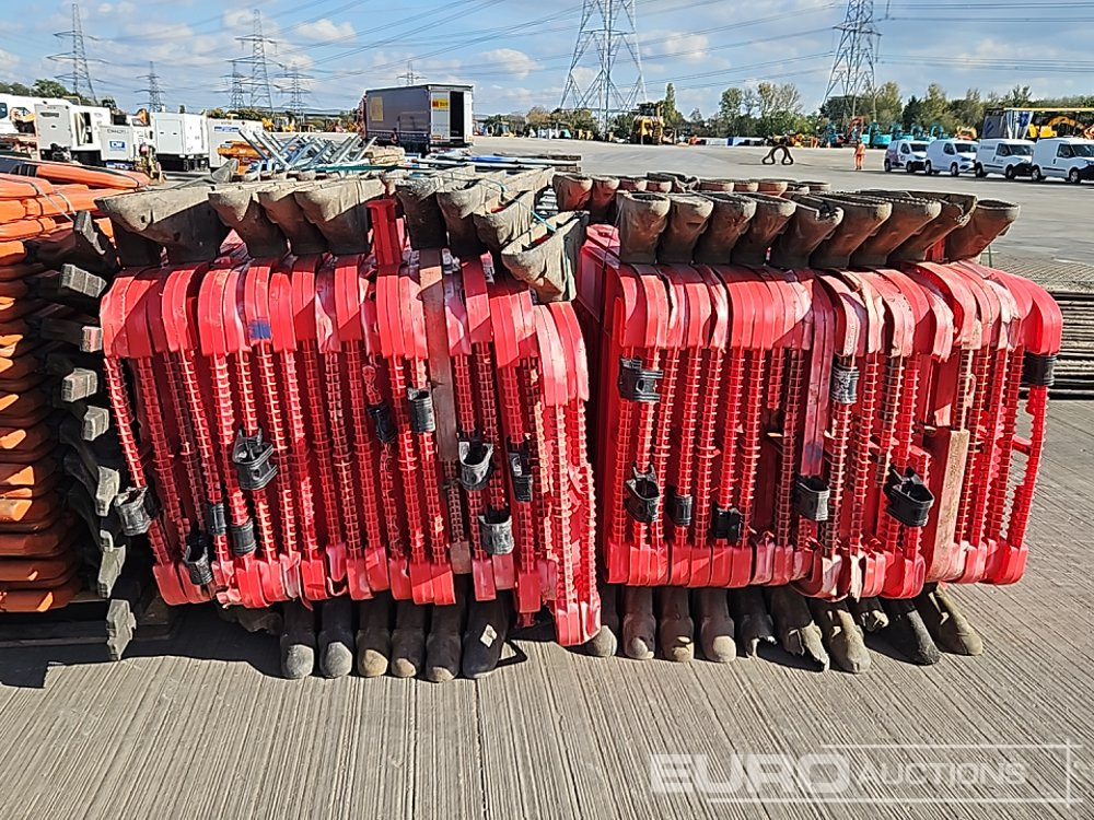 Градежна опрема Bundle of Rubber Mats (3 of), Metal Pedestrian Fencing (2 of), Plastic Pedestrian Fencing (4 of): слика 17