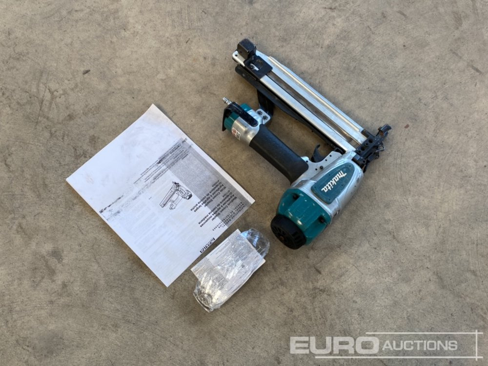 Makita AT1150A Pneumatic Nailer (Body Only) - Градежна опрема: слика 3 Makita AT1150A Pneumatic Nailer (Body Only) - Градежна опрема: слика 3