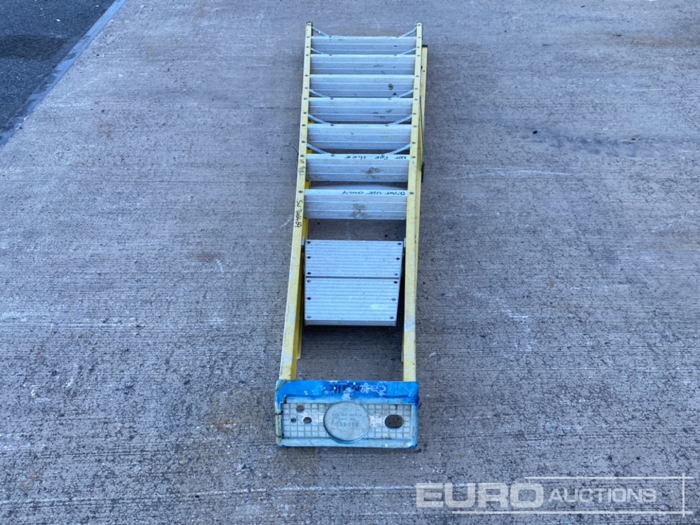Youngman 8 Tread Fibreglass Step Ladder - Градежна опрема: слика 4 Youngman 8 Tread Fibreglass Step Ladder - Градежна опрема: слика 4