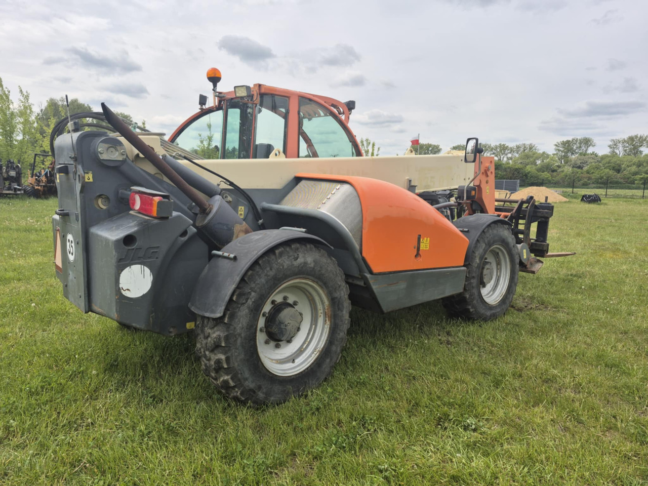 JLG 4013 - Телескопски натоварувач на тркала: слика 2 JLG 4013 - Телескопски натоварувач на тркала: слика 2