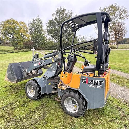 Giant D254SW - Компактен натоварувач: слика 3 Giant D254SW - Компактен натоварувач: слика 3