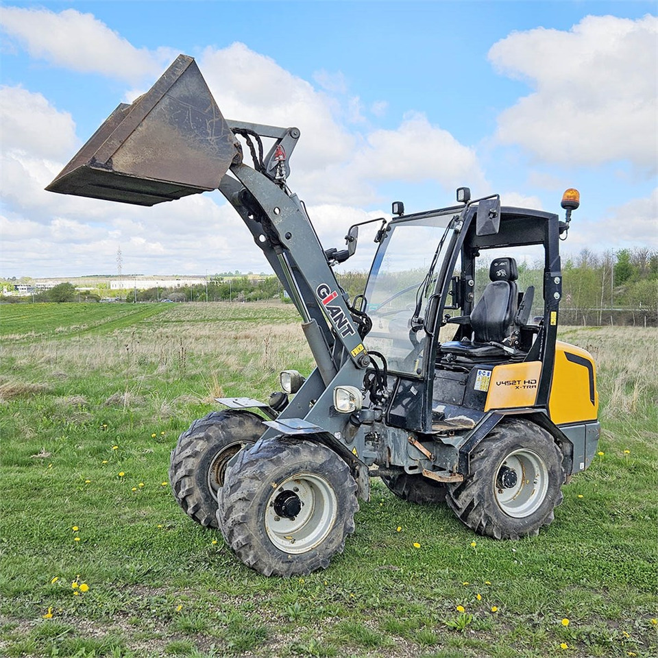 Giant V452T X-TRA HD - Натоварувач на тркала: слика 1 Giant V452T X-TRA HD - Натоварувач на тркала: слика 1