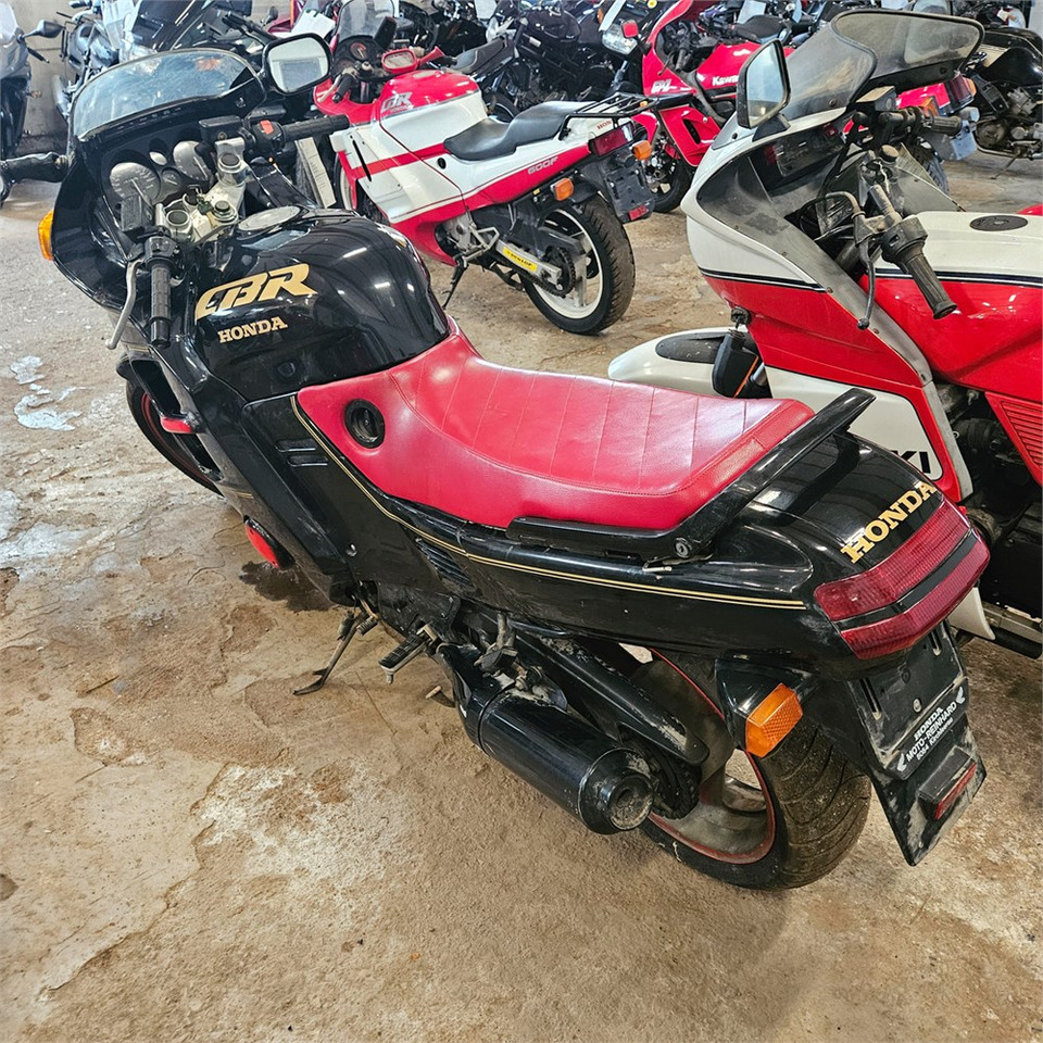 Honda CBR1000F - Мотоцикл: слика 5 Honda CBR1000F - Мотоцикл: слика 5