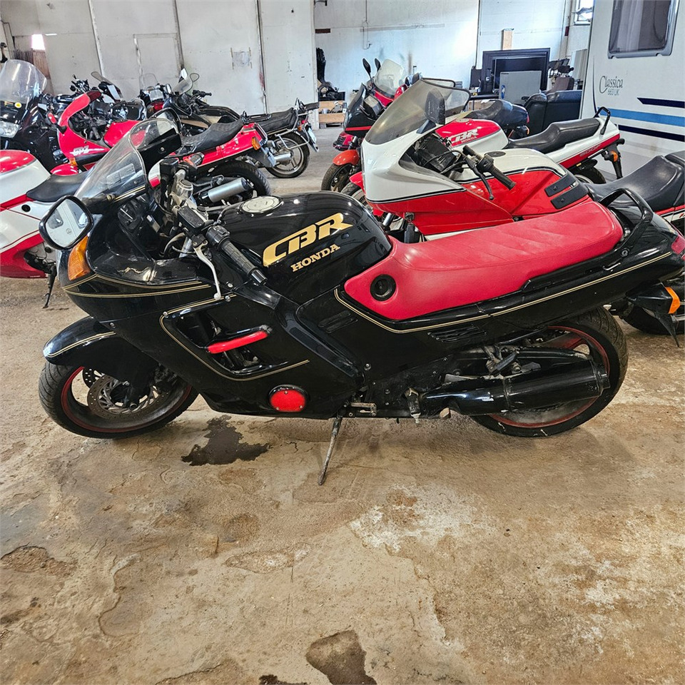 Honda CBR1000F - Мотоцикл: слика 4 Honda CBR1000F - Мотоцикл: слика 4