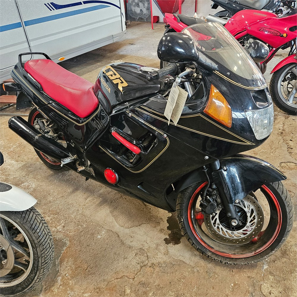 Honda CBR1000F - Мотоцикл: слика 1 Honda CBR1000F - Мотоцикл: слика 1