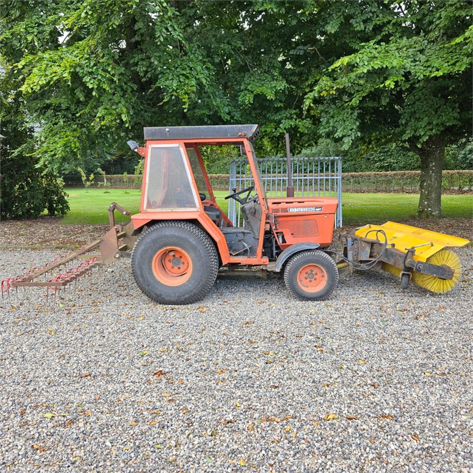 Kubota B8200 - Општински трактор: слика 4 Kubota B8200 - Општински трактор: слика 4