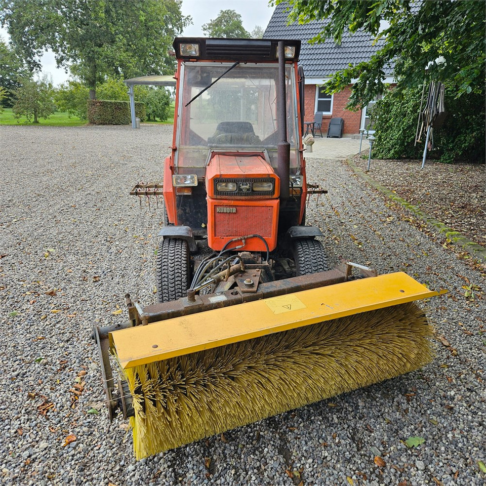 Kubota B8200 - Општински трактор: слика 3 Kubota B8200 - Општински трактор: слика 3