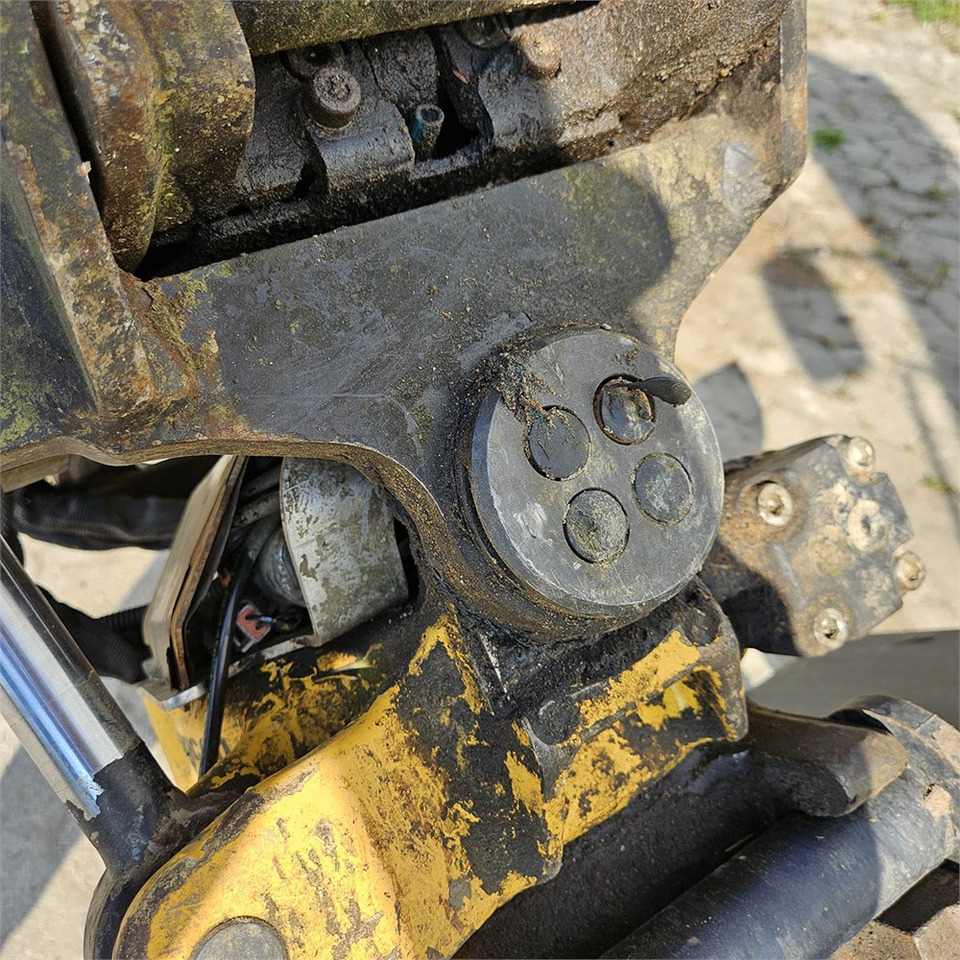 Мини багер New Holland E26C: слика 31