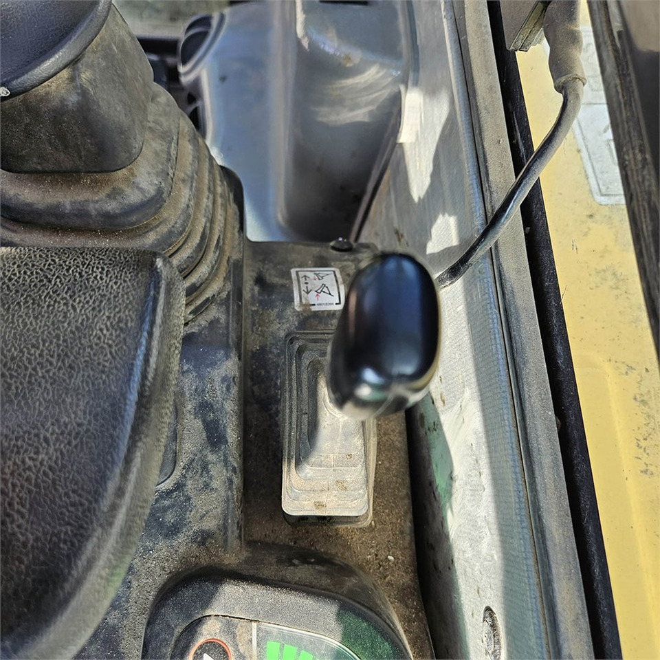 Мини багер New Holland E26C: слика 14