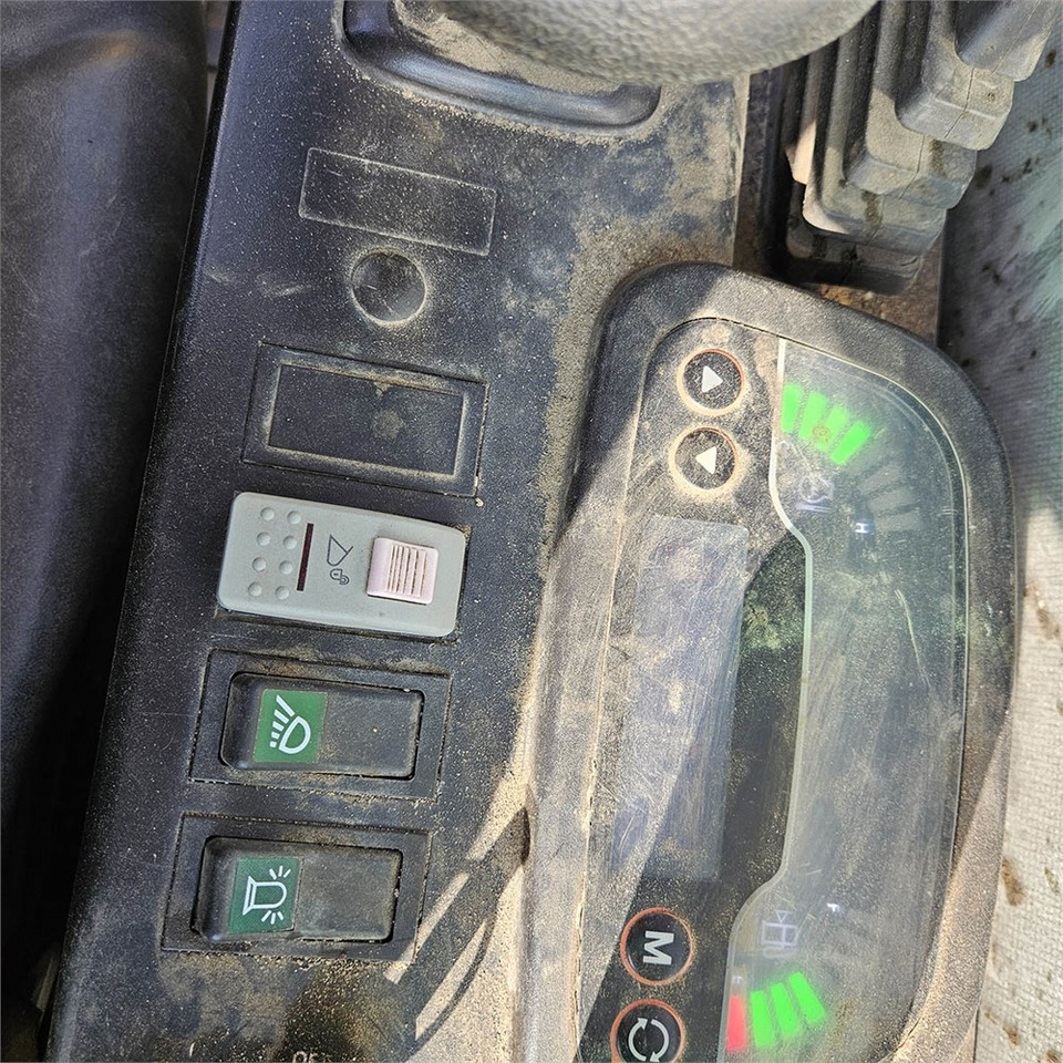 Мини багер New Holland E26C: слика 13