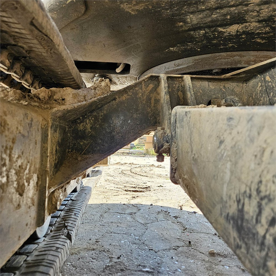 Мини багер New Holland E26C: слика 37