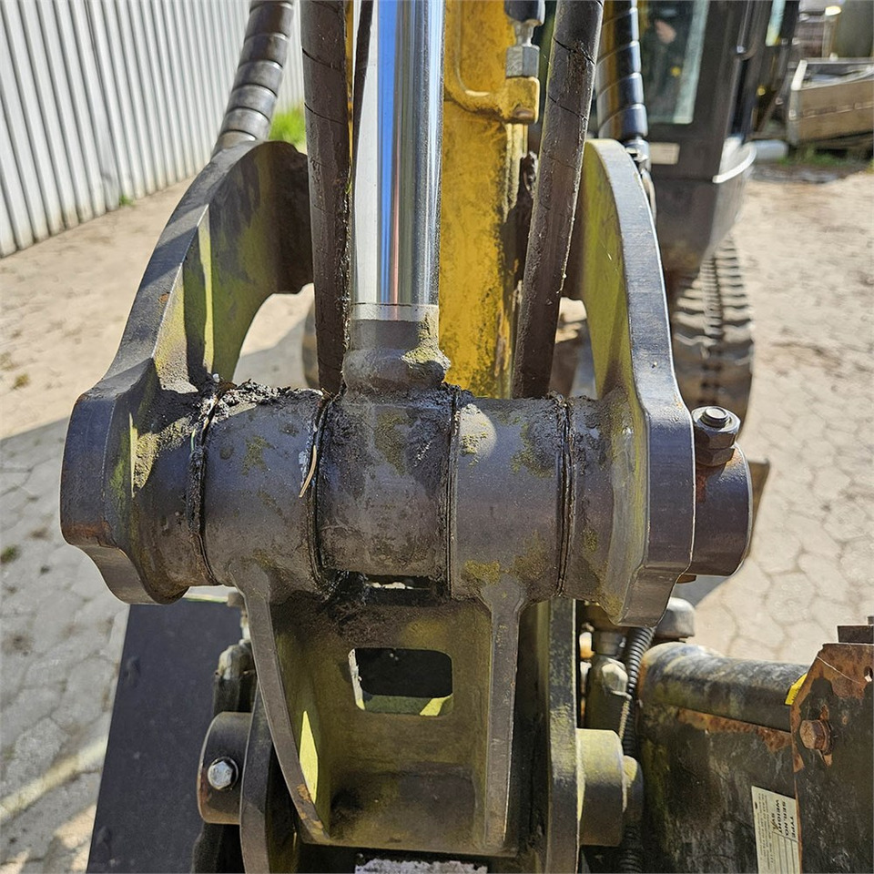 Мини багер New Holland E26C: слика 28