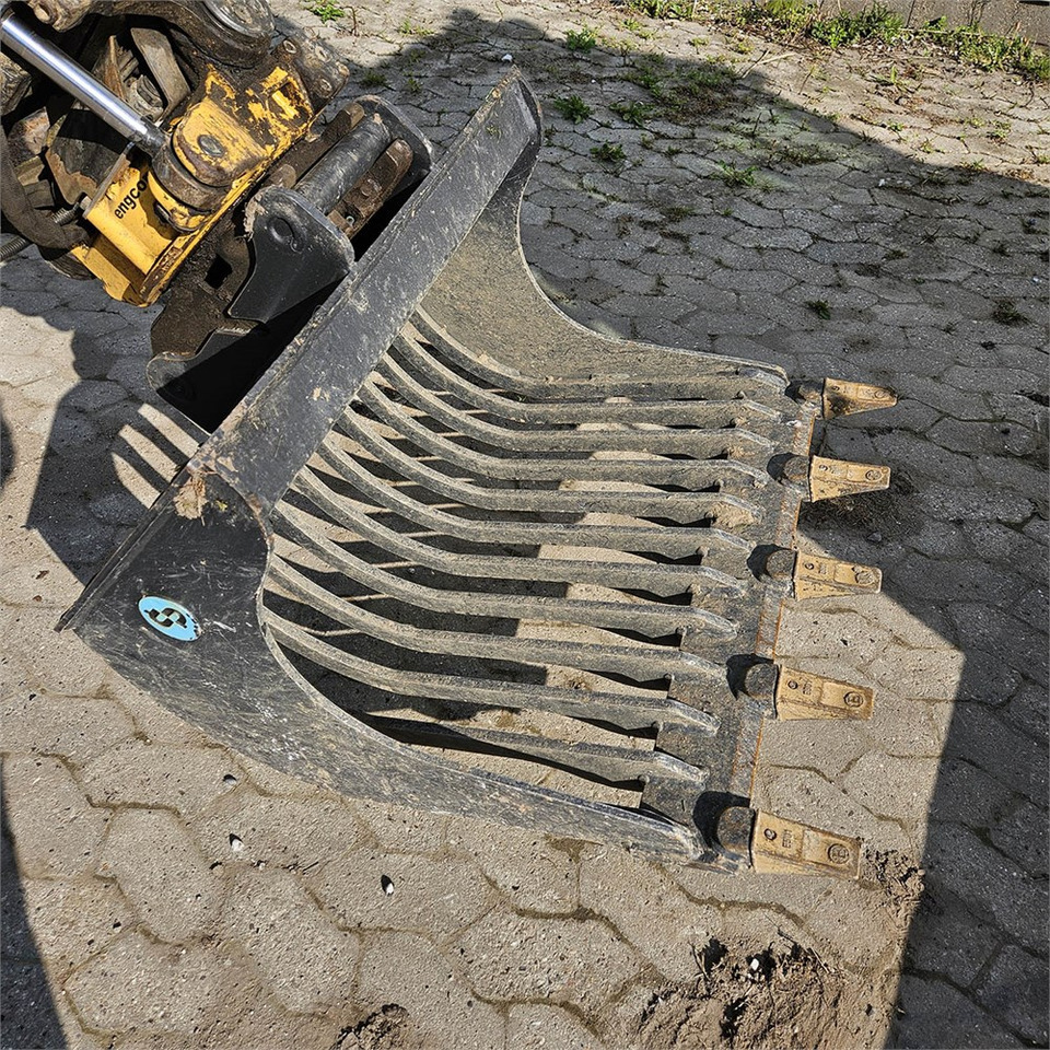 Мини багер New Holland E26C: слика 33