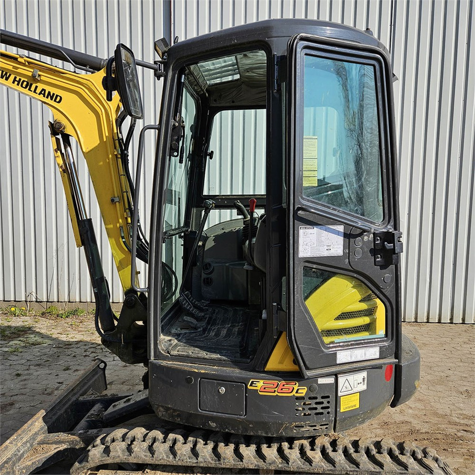Мини багер New Holland E26C: слика 26