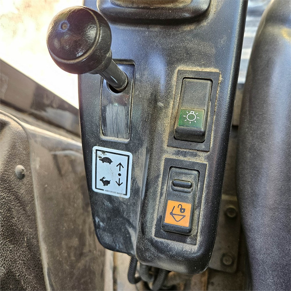 Мини багер New Holland E26C: слика 12