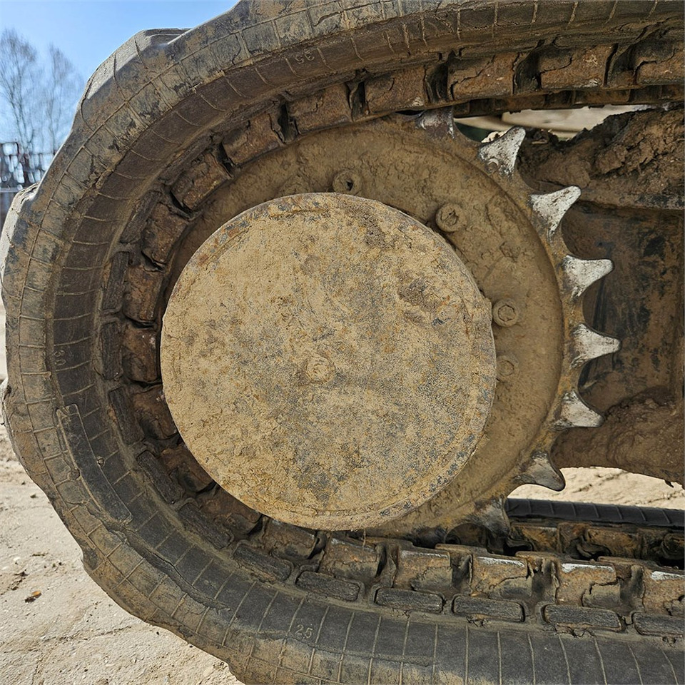 Мини багер New Holland E26C: слика 39