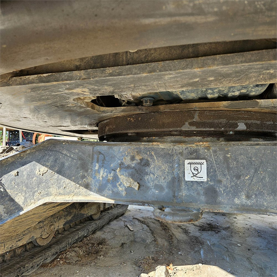 Мини багер New Holland E26C: слика 35