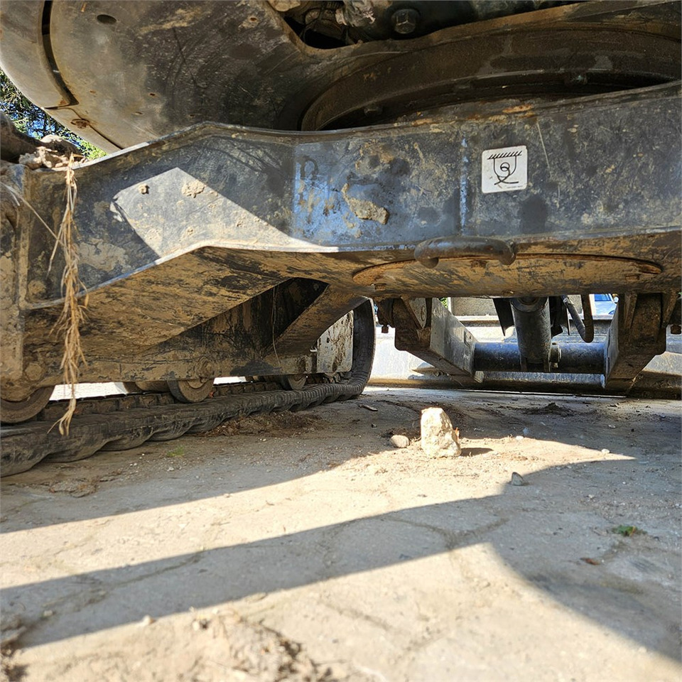 Мини багер New Holland E26C: слика 36