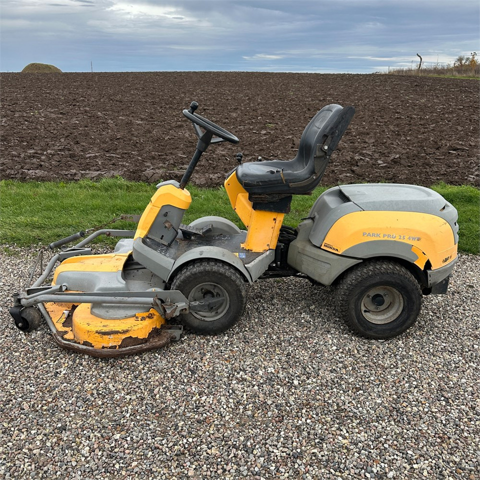 Stiga P901 Parkpro 25 4WD - Градинарска косилка: слика 5 Stiga P901 Parkpro 25 4WD - Градинарска косилка: слика 5