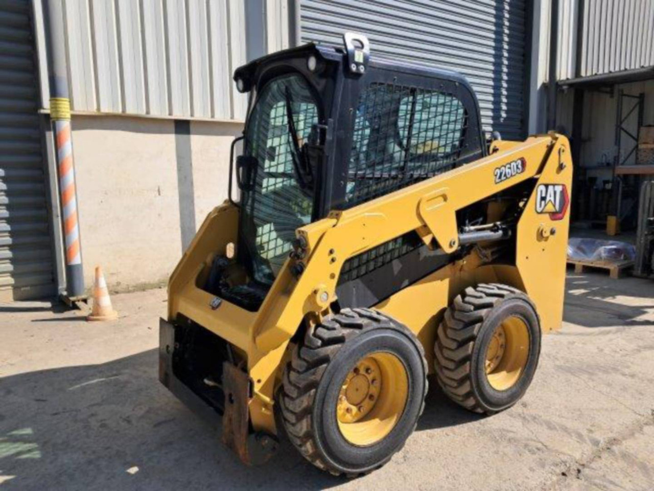 CAT 226D3 - Компактен натоварувач: слика 2 CAT 226D3 - Компактен натоварувач: слика 2