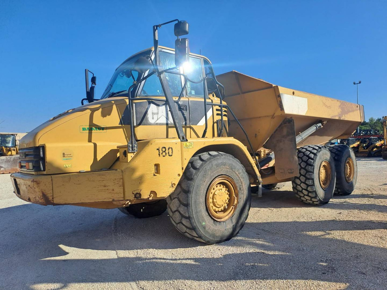 CAT 730 - Зглобен истоварувач: слика 1 CAT 730 - Зглобен истоварувач: слика 1