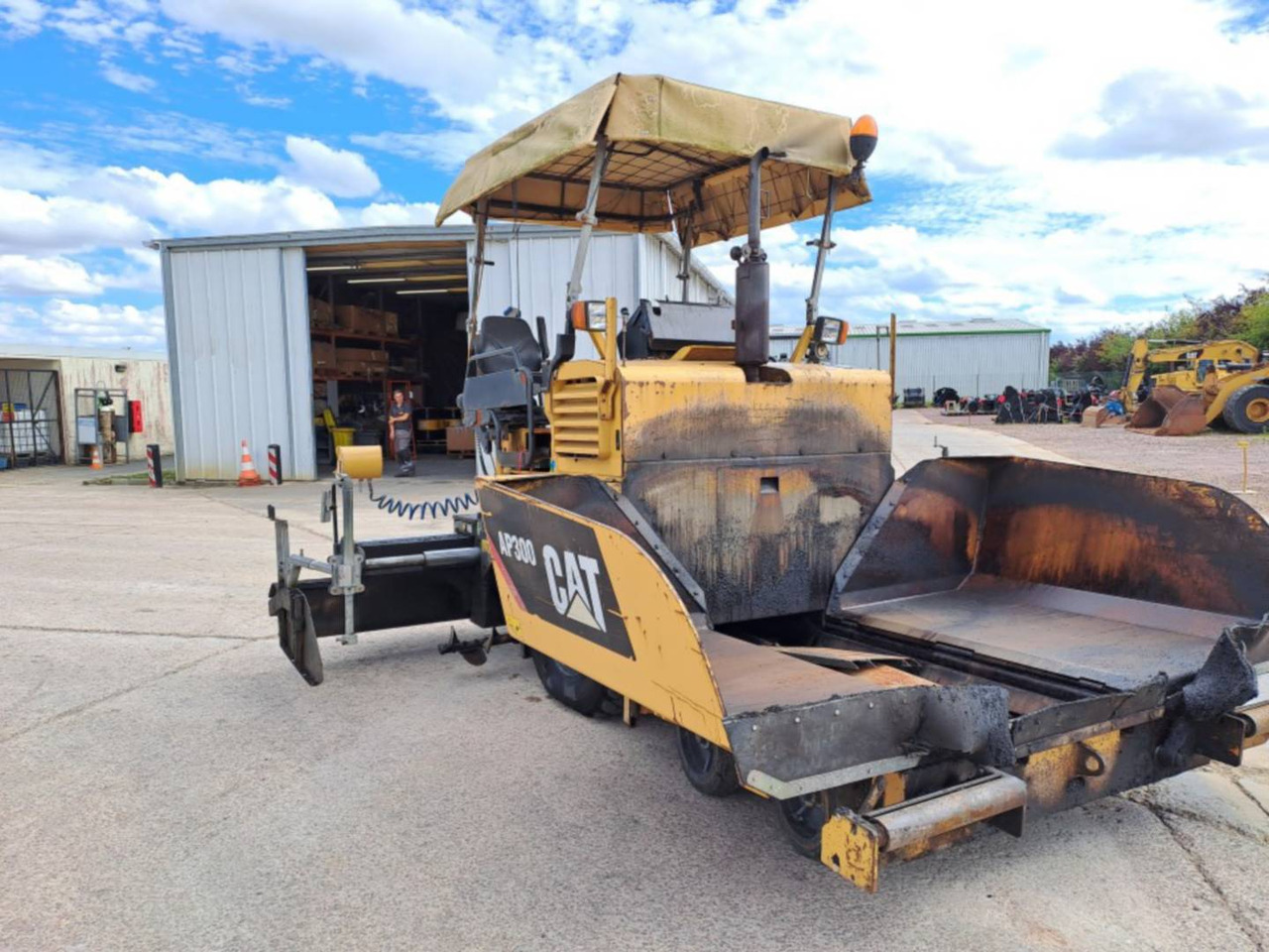 CAT AP300 - Асфалтен поплочувач: слика 2 CAT AP300 - Асфалтен поплочувач: слика 2