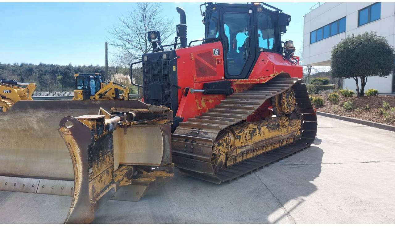 CAT D5 - Булдожер: слика 1 CAT D5 - Булдожер: слика 1
