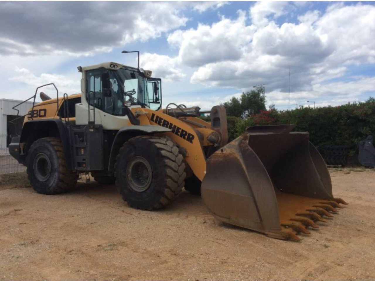 LIEBHERR L580 - Натоварувач на тркала: слика 1 LIEBHERR L580 - Натоварувач на тркала: слика 1