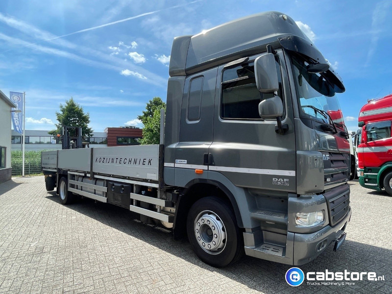 DAF CF 85 .360 4x2 Euro 5 - Open laadbak - Bouwjaar 2012 - Kooi-aap meeneemheftruck - Камион со платформа: слика 2 DAF CF 85 .360 4x2 Euro 5 - Open laadbak - Bouwjaar 2012 - Kooi-aap meeneemheftruck - Камион со платформа: слика 2