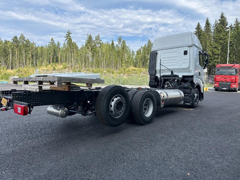 Iveco S-Way AS26S50 NP 2xLNG 6x2*4 - Камион со кабинска шасија: слика 4 Iveco S-Way AS26S50 NP 2xLNG 6x2*4 - Камион со кабинска шасија: слика 4
