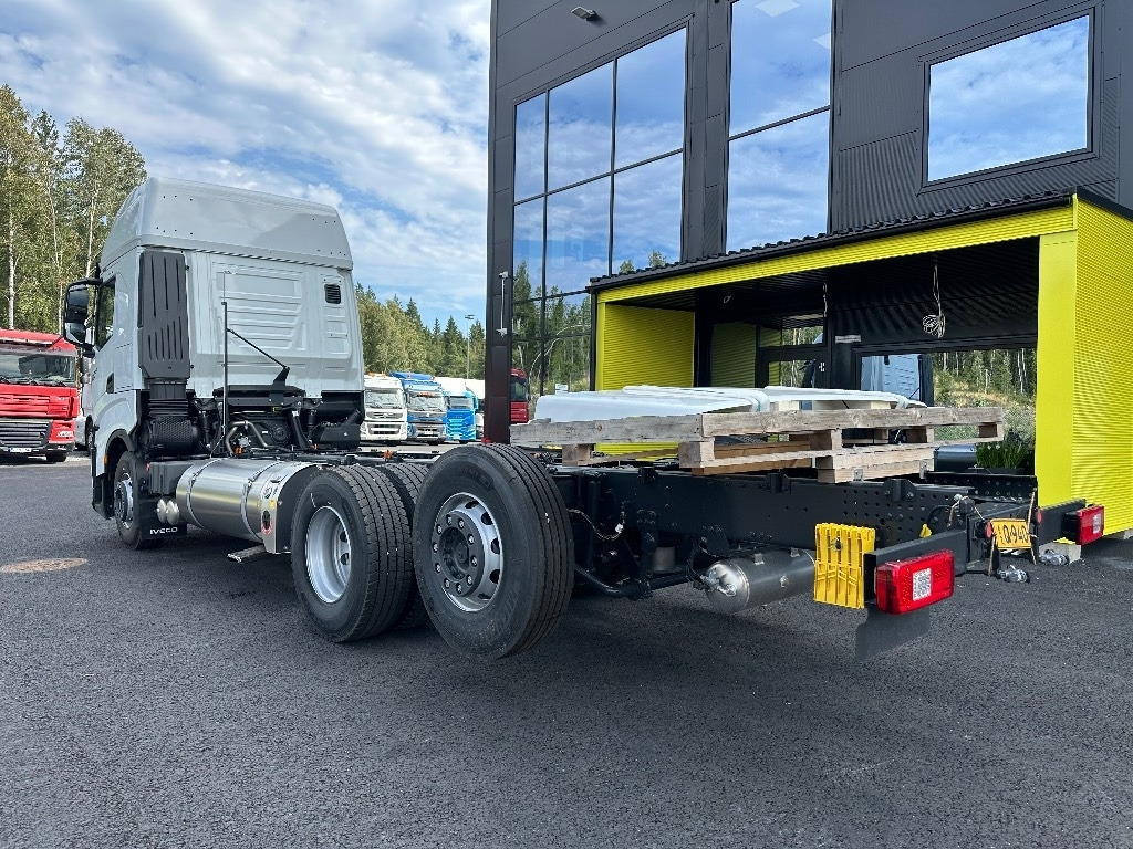 Iveco S-Way AS26S50 NP 2xLNG 6x2*4 - Камион со кабинска шасија: слика 5 Iveco S-Way AS26S50 NP 2xLNG 6x2*4 - Камион со кабинска шасија: слика 5
