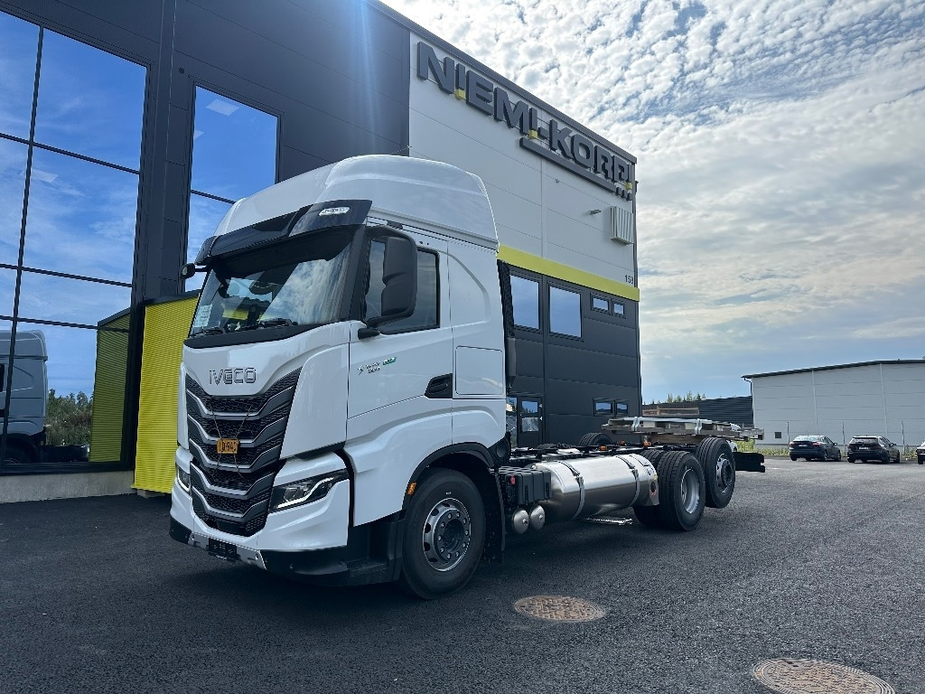 Iveco S-Way AS26S50 NP 2xLNG 6x2*4 - Камион со кабинска шасија: слика 1 Iveco S-Way AS26S50 NP 2xLNG 6x2*4 - Камион со кабинска шасија: слика 1